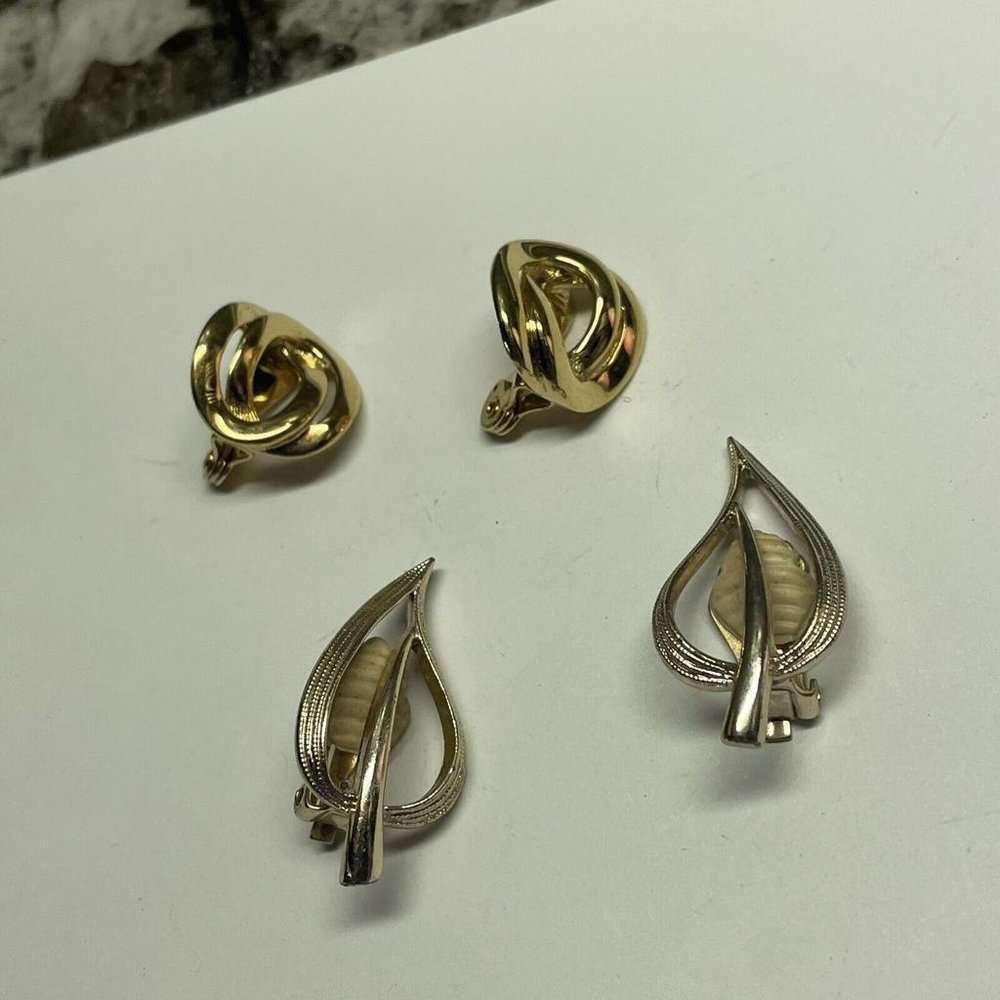 Lot Of 2 Vintage Costume Earrings Clip On Signed Sarah Cov / Monet - Gold Tone